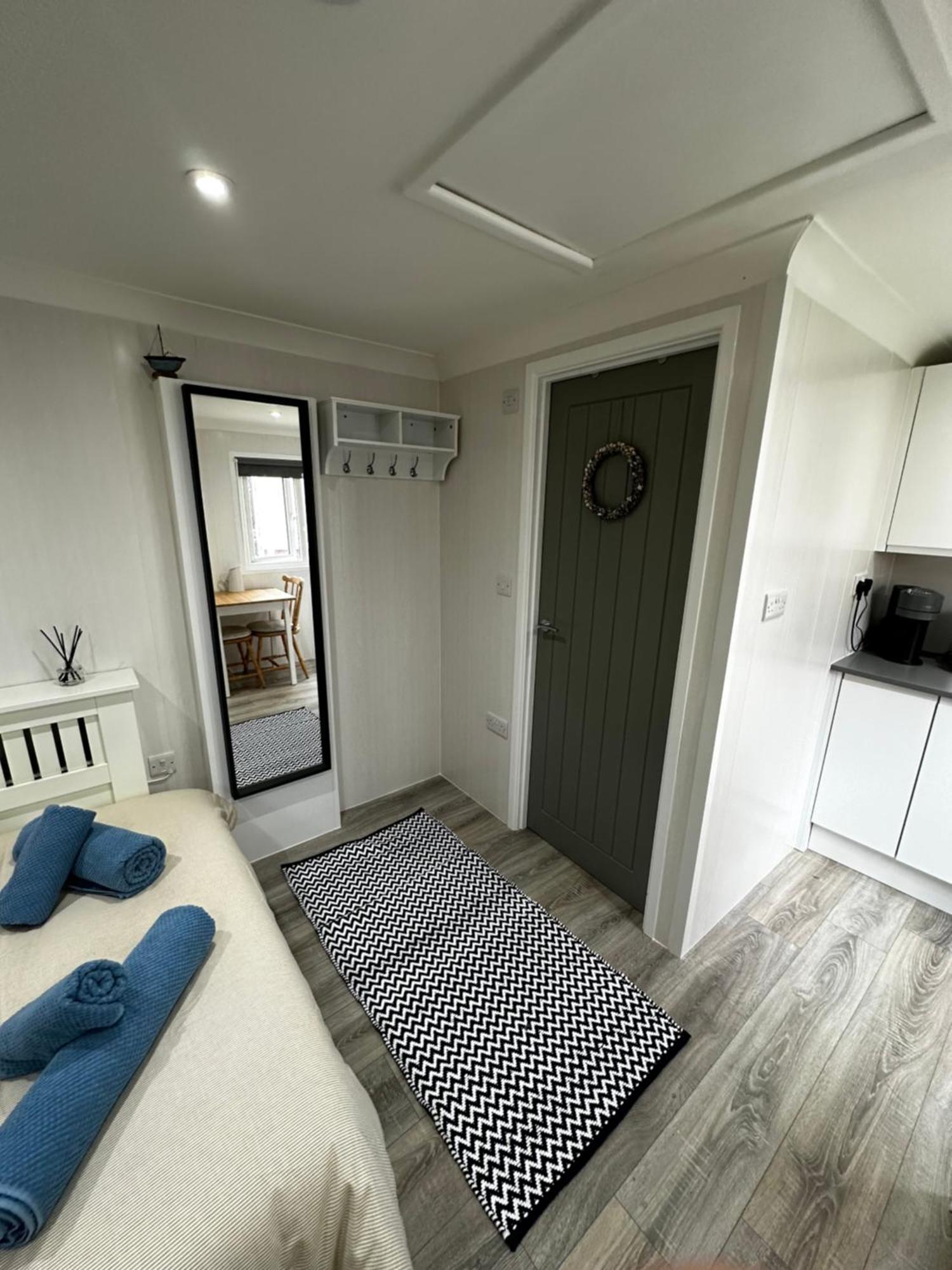 Peaceful Southbourne Studio - Pets Welcome Борнмут Екстер'єр фото
