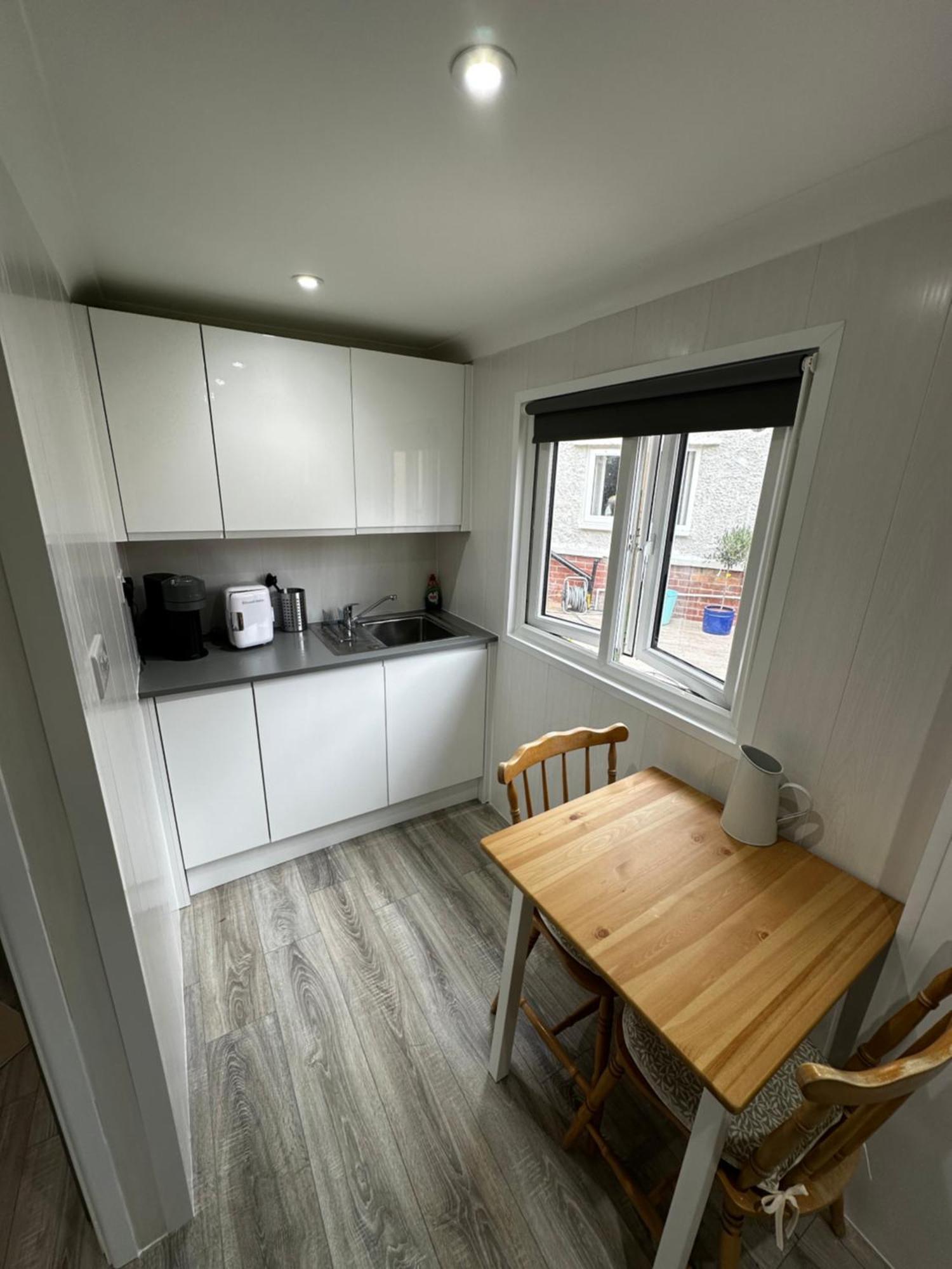 Peaceful Southbourne Studio - Pets Welcome Борнмут Екстер'єр фото